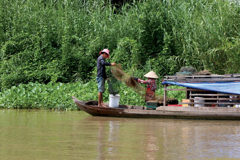 Fisherfolk at work (Photo by Stephanie Ip)